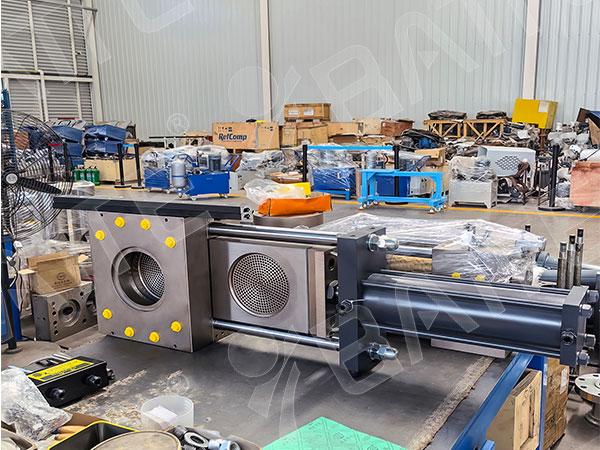 hydraulic screen changer in extruder