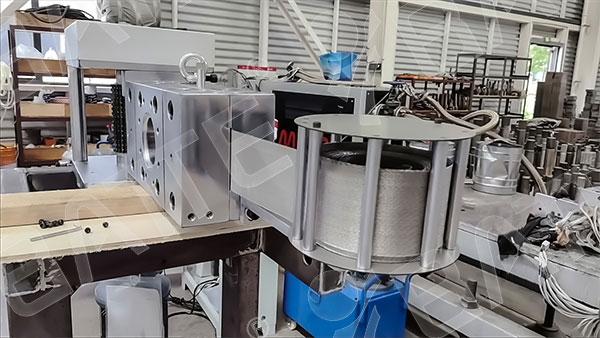 continuous screen changer in extruder