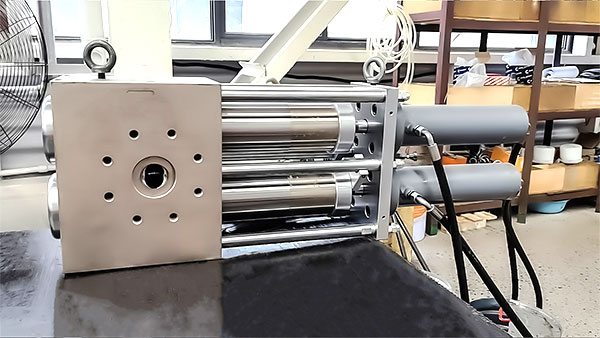 continuous screen changer in extruder