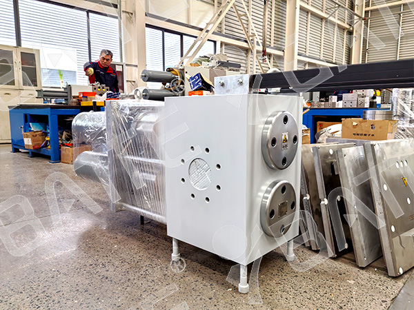 continuous screen changer in extruder