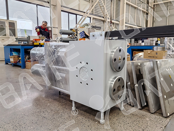 hydraulic extrusion screen changer in extruder