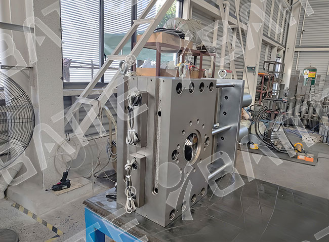 High efficiency double plate melt filtration system